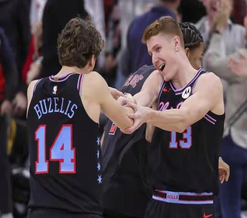 詹姆斯,遭东欧球员,包围,新葡京,新葡京app,新葡京娱乐,新普京赌场